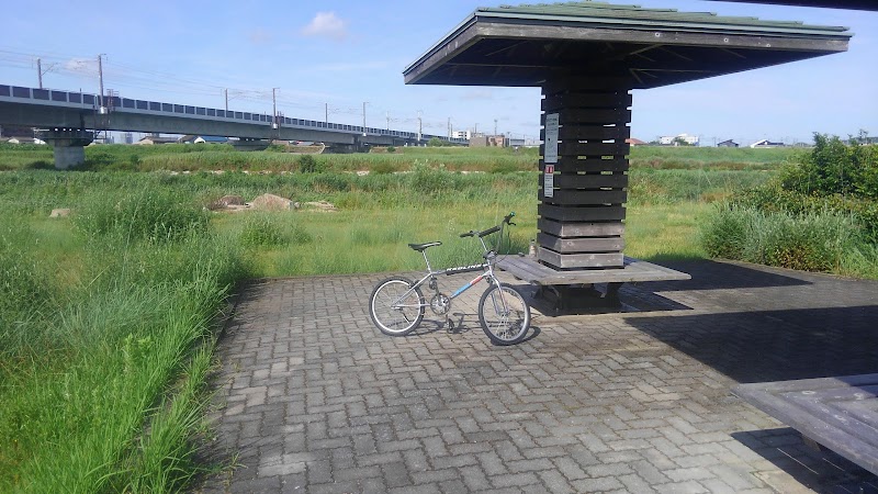 百間川緑地公園(新幹線高架橋)