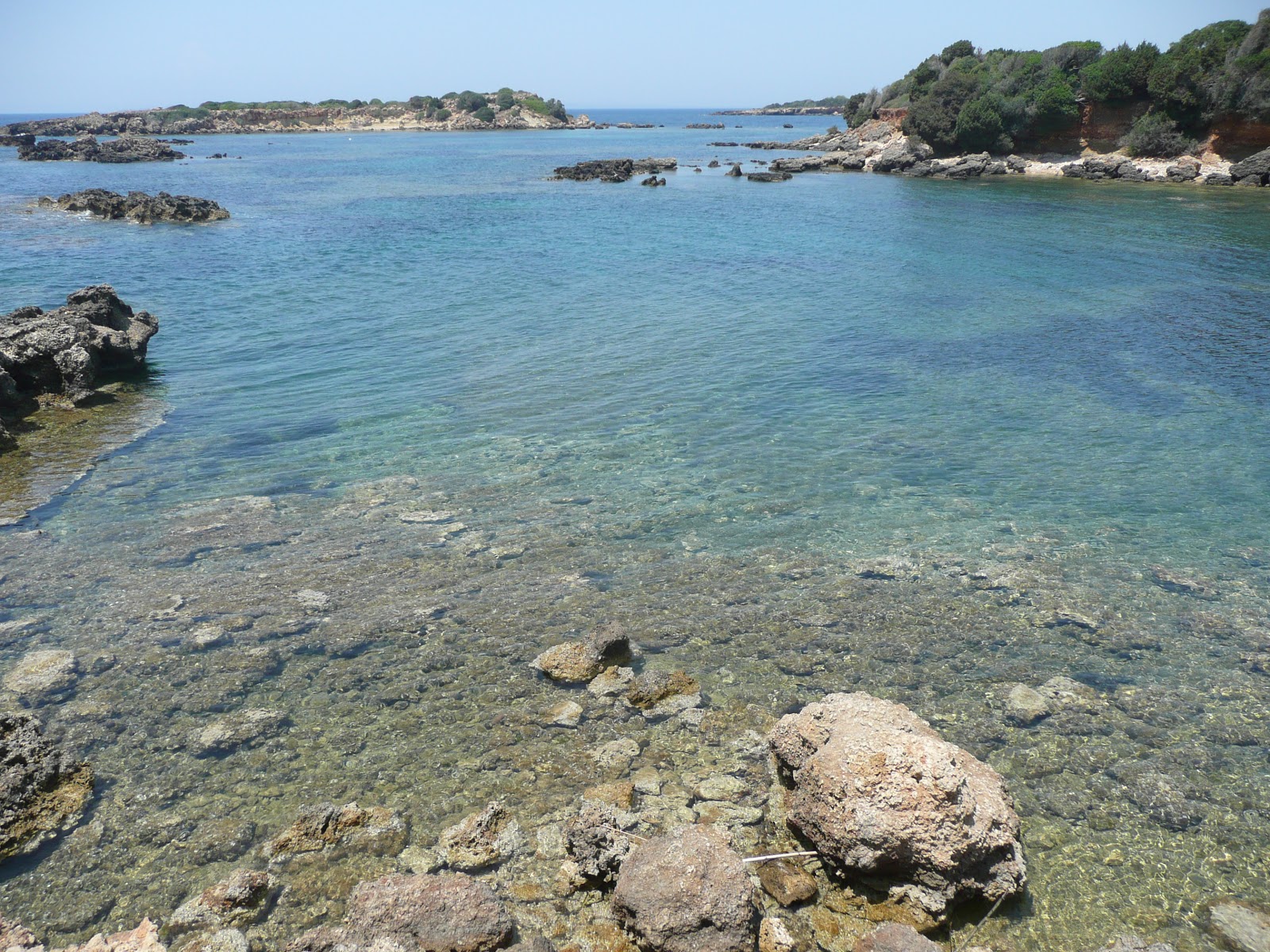 Foto von Korakochori beach mit kleine bucht