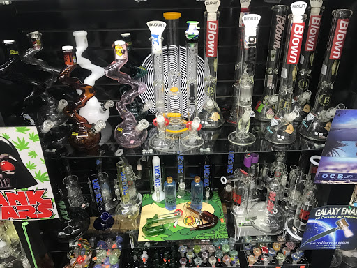 Tobacco Shop «The Hub Smoke Shop & Gifts», reviews and photos, 6410 N Oak Trafficway, Kansas City, MO 64118, USA