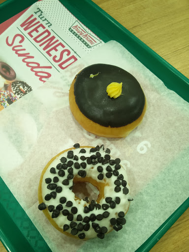 Bakery «Krispy Kreme Doughnuts», reviews and photos, 208 W 14 Mile Rd, Troy, MI 48083, USA