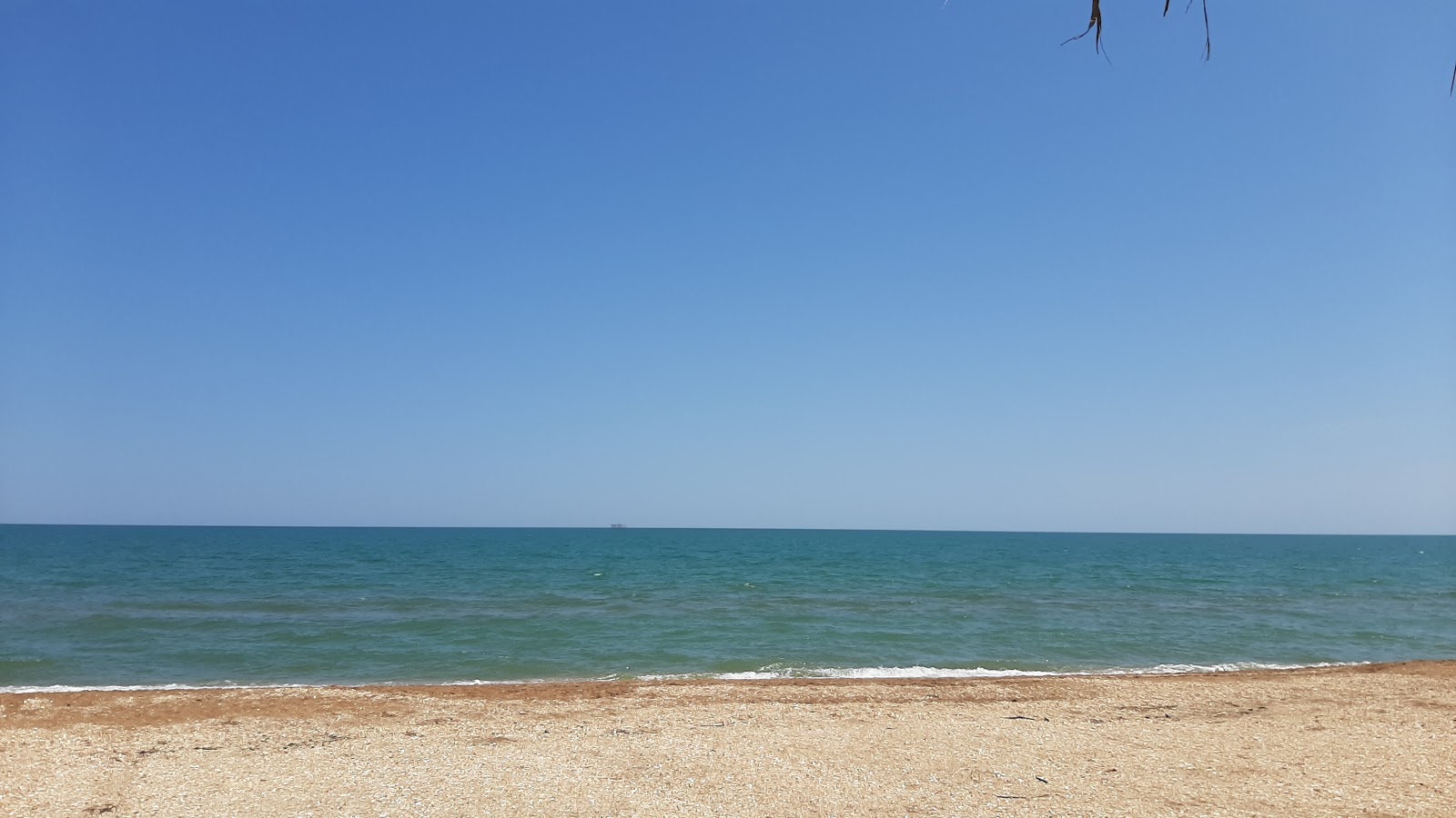 Foto de Timhan Beach con pequeños guijarros beige superficie