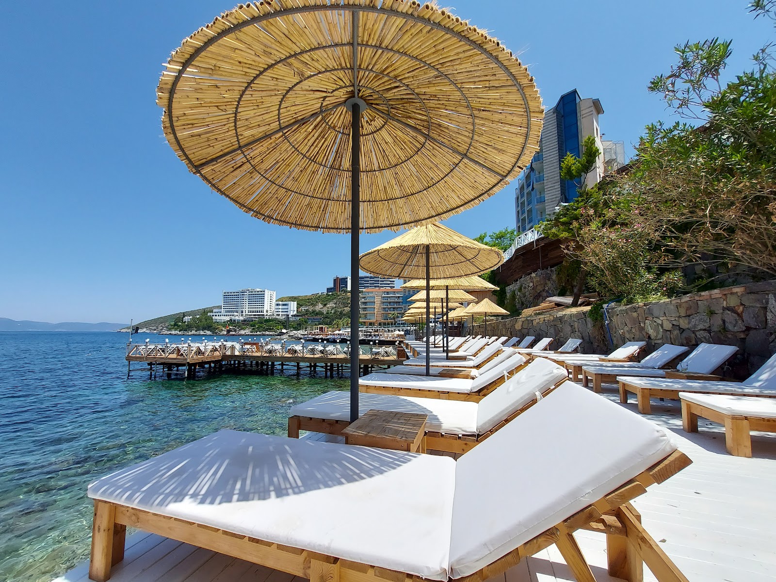 Foto von Rei Beach mit betonierte fläche Oberfläche