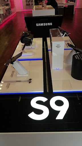 Cell Phone Store «T-Mobile», reviews and photos, 4615 Perkiomen Ave, Reading, PA 19606, USA