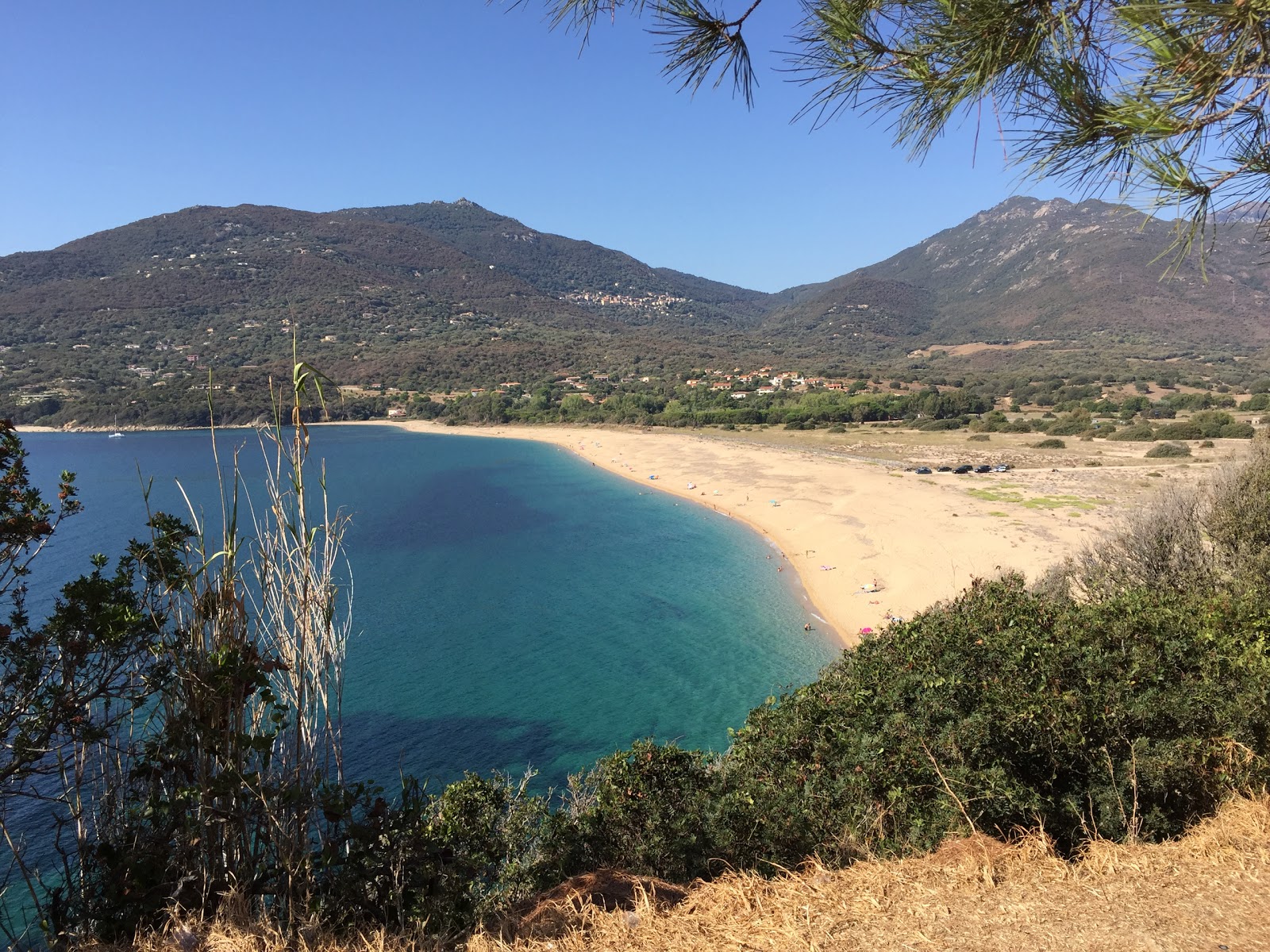 Baraci beach的照片 带有碧绿色纯水表面