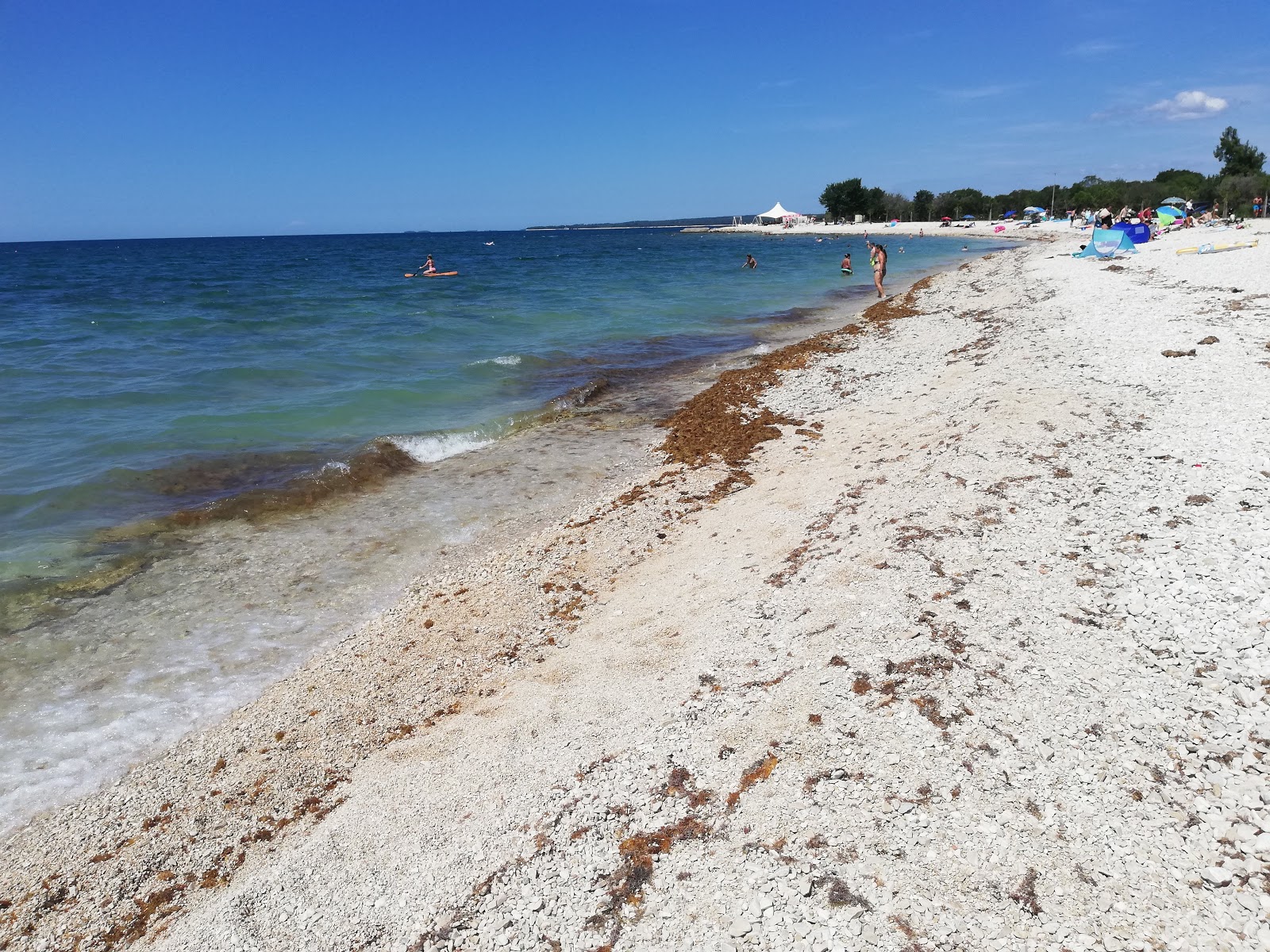 Peroj plajı'in fotoğrafı turkuaz saf su yüzey ile