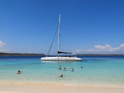 Cayo Saetia beach'in fotoğrafı dağlarla çevrili