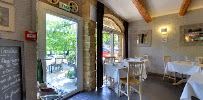 Atmosphère du Restaurant et Hôtel la Farigoule à Sainte-Cécile-les-Vignes - n°1