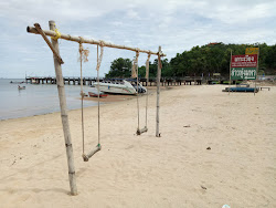 Foto de ThungMaHa Beach apoiado por penhascos