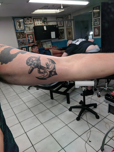 Tattoo Shop «Island Tattoo & Piercings», reviews and photos, 6600 Manatee Ave W, Bradenton, FL 34209, USA