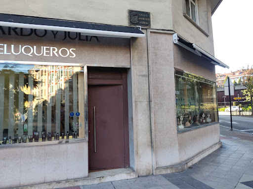 Eduardo y Julia Peluqueros en Oviedo, Oviedo