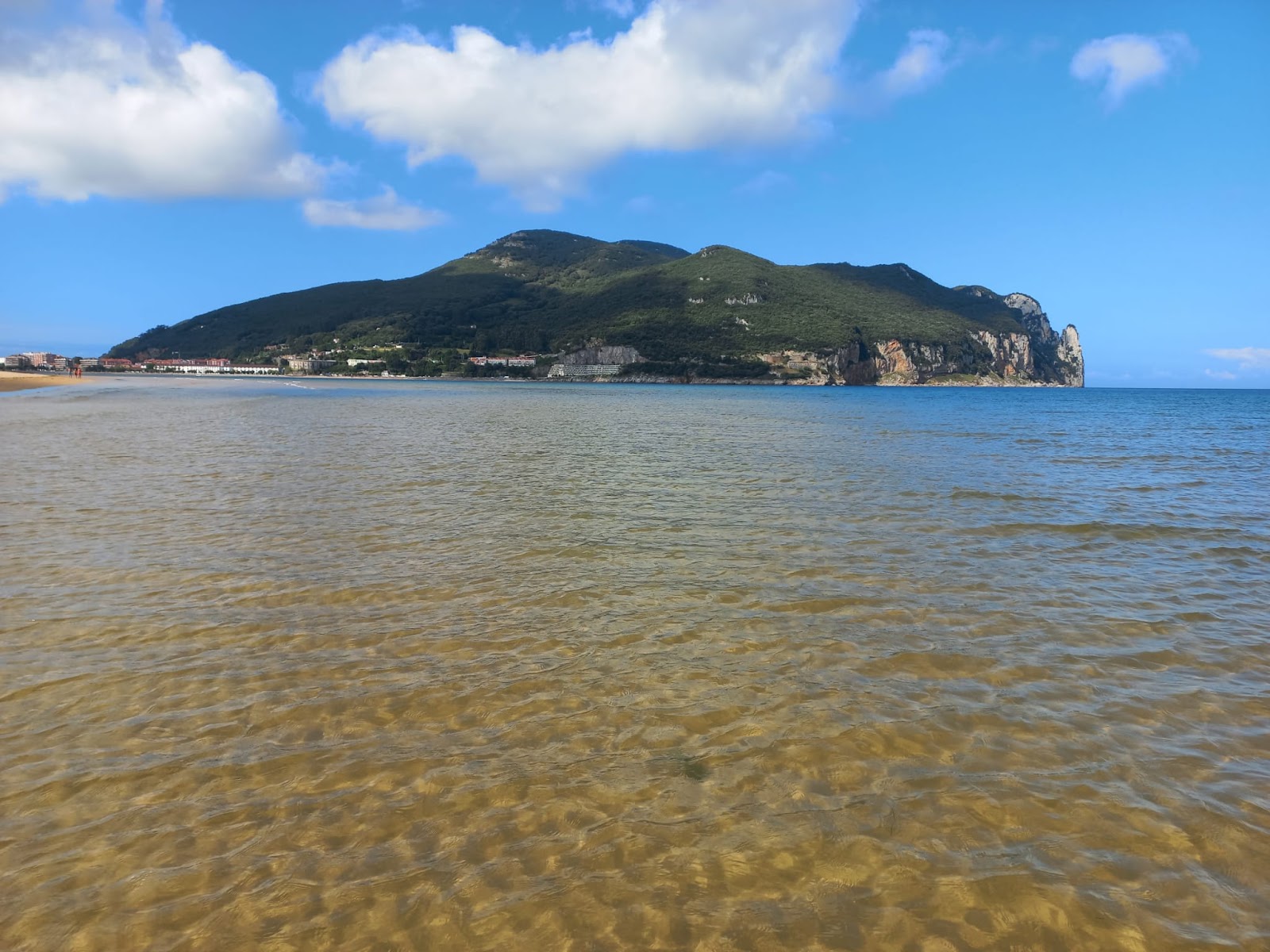 Laredo Plajı'in fotoğrafı uçurumlarla desteklenmiş