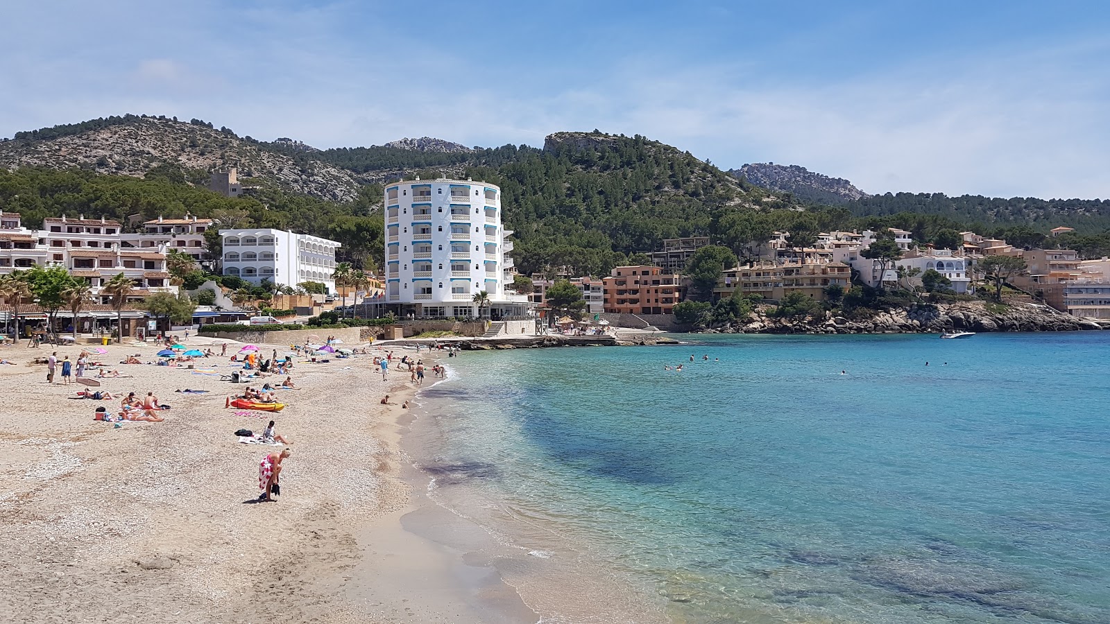 Foto di Platja de Sant Elm con una superficie del acqua cristallina