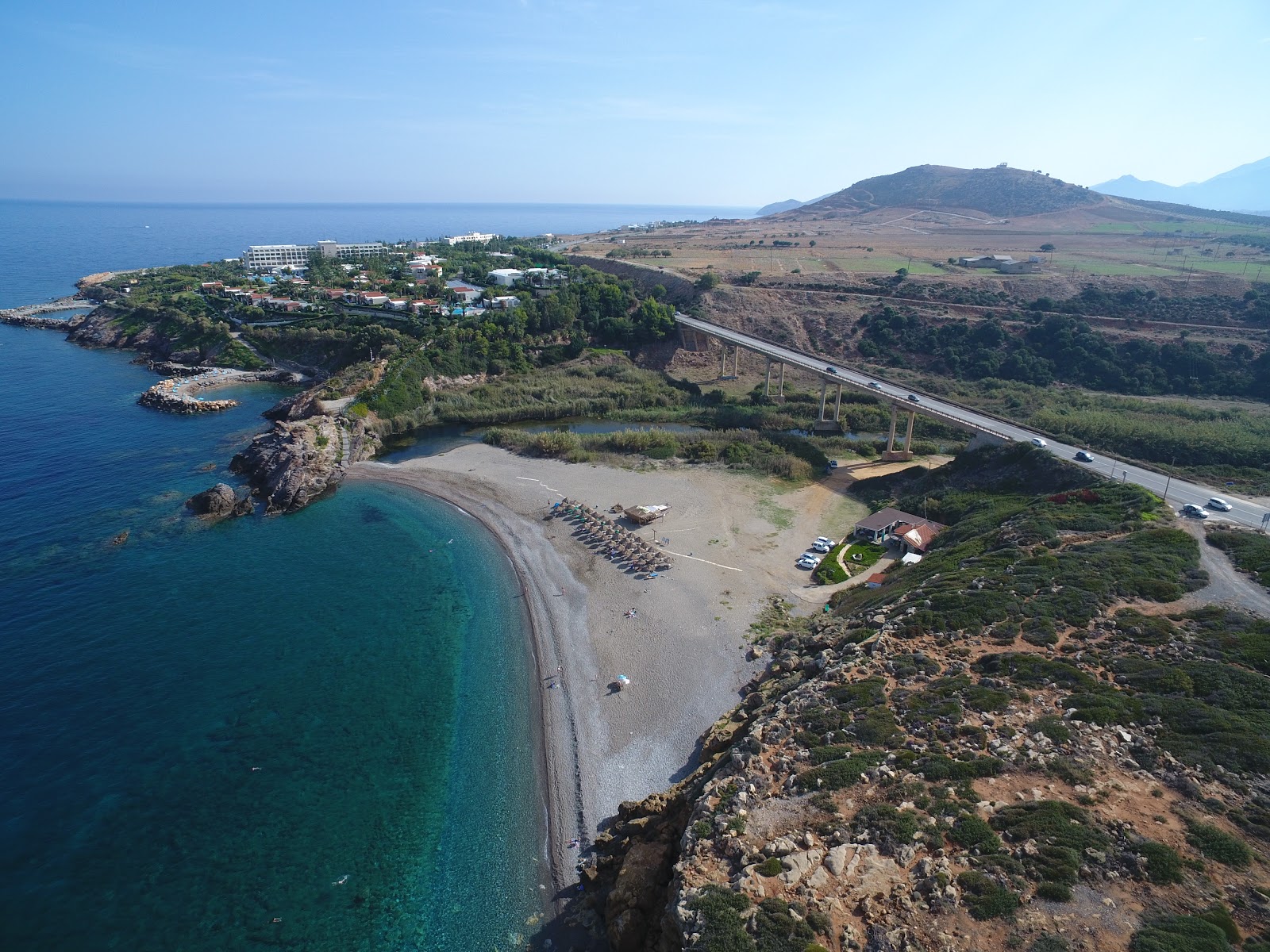 Foto von Geropotamos beach mit beiger sand & kies Oberfläche