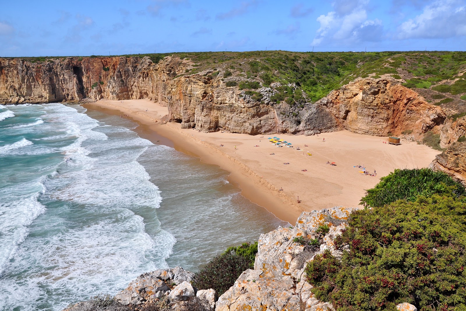 Foto di Praia do Beliche con una superficie del sabbia scura