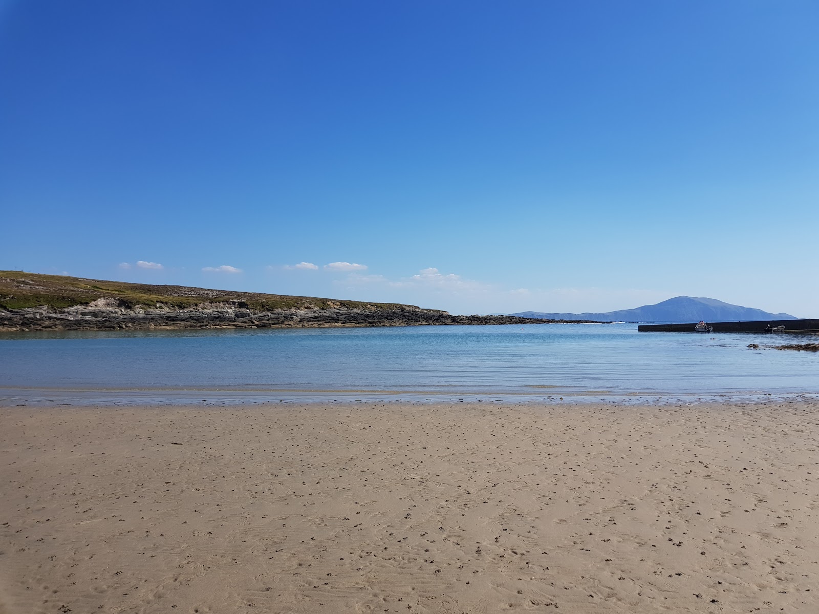 Foto av Dooega Beach med turkos rent vatten yta