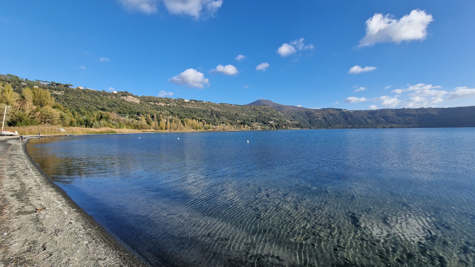 Foto av Spiaggia di lago Albano och bosättningen