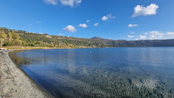 Foto von Spiaggia di lago Albano und die siedlung