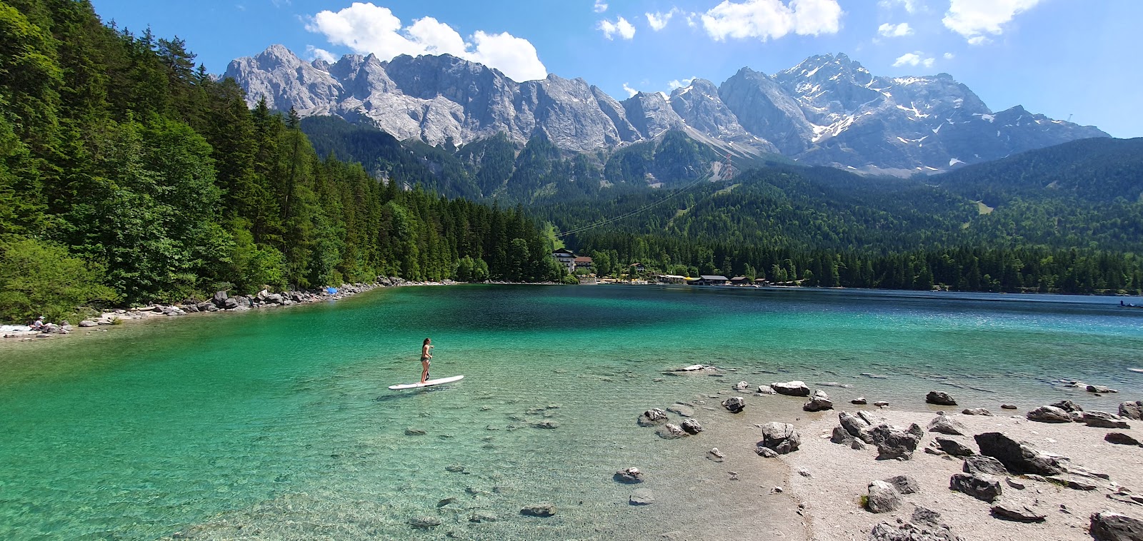 Eibsee Rundweg Beach的照片 带有宽敞的海岸