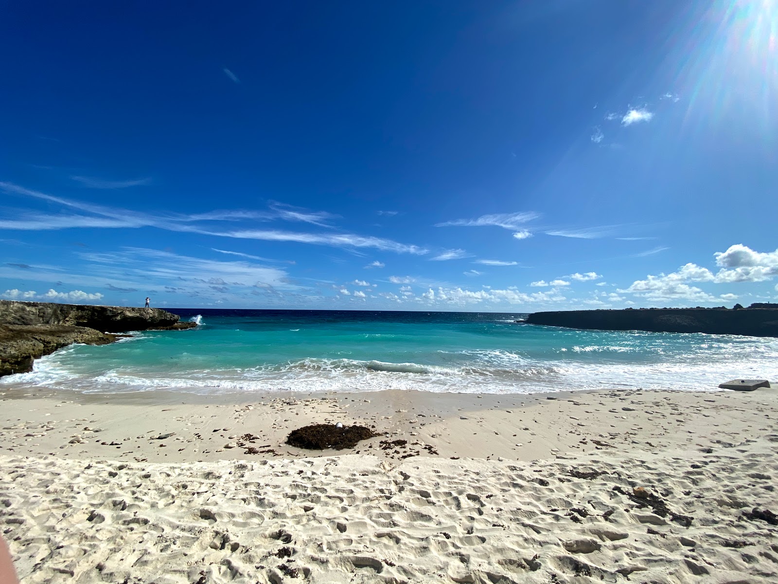 Photo de Playa Chikitu avec sable lumineux de surface