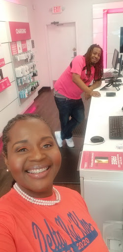 Cell Phone Store «T-Mobile», reviews and photos, 854 Cleveland Ave Suite 900, East Point, GA 30344, USA