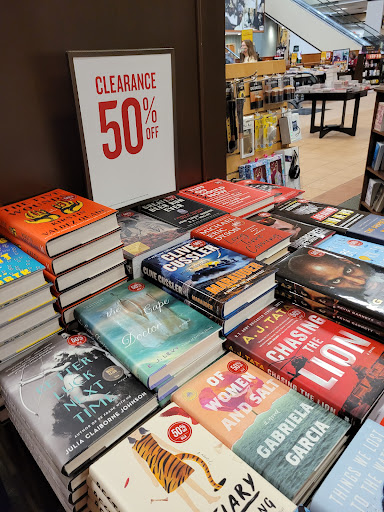 Book Store «Barnes and Noble», reviews and photos, 2500 N Mayfair Rd, Milwaukee, WI 53226, USA