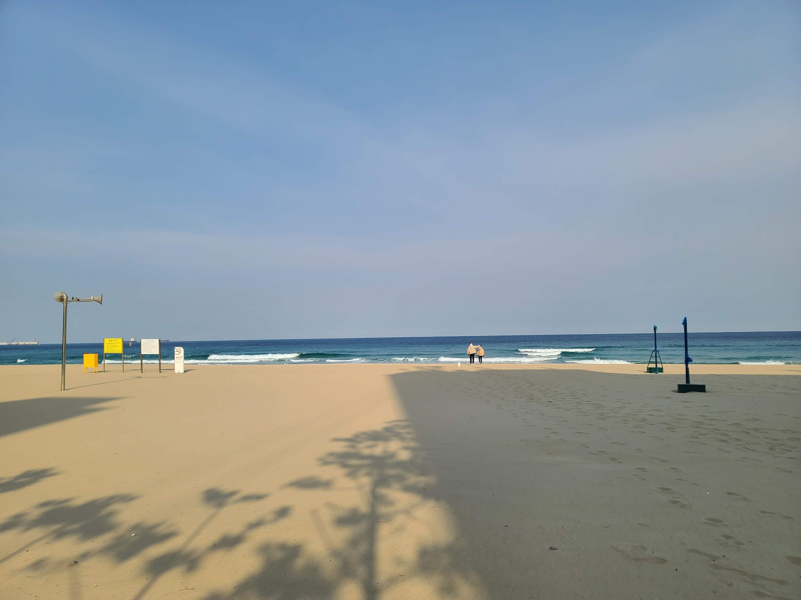 Foto de Samcheok Beach - lugar popular entre os apreciadores de relaxamento