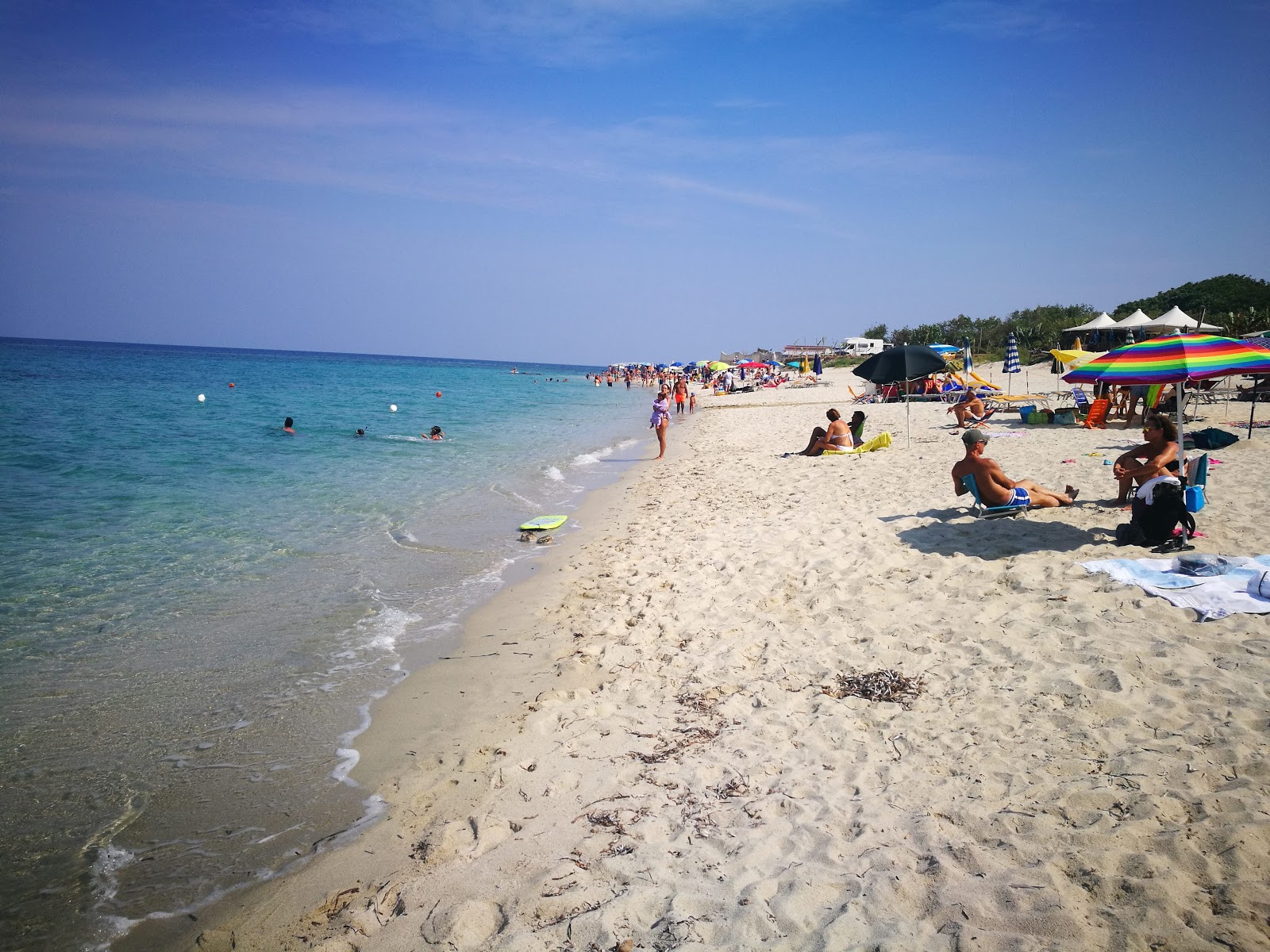 Foto de Playa Formicoli con agua azul superficie