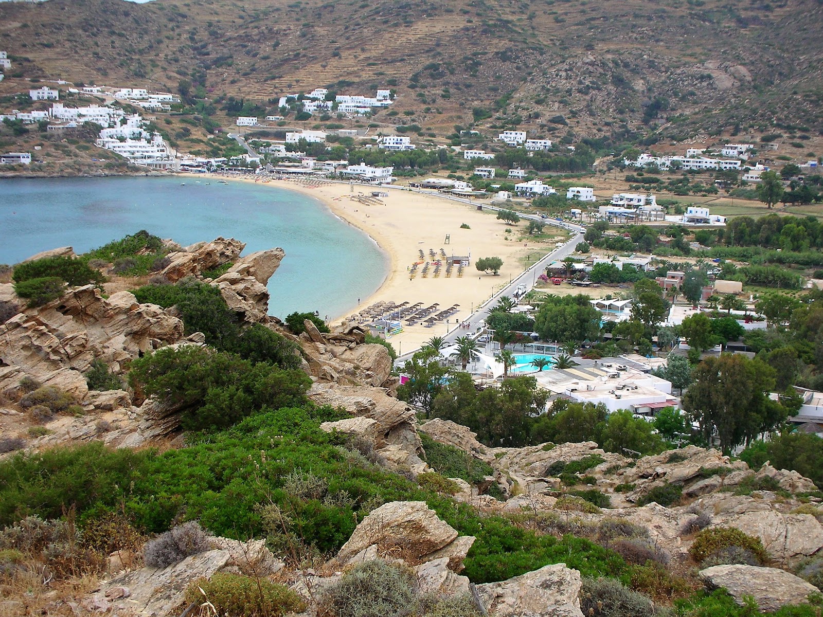 Foto de Paralia Gialos com areia marrom superfície