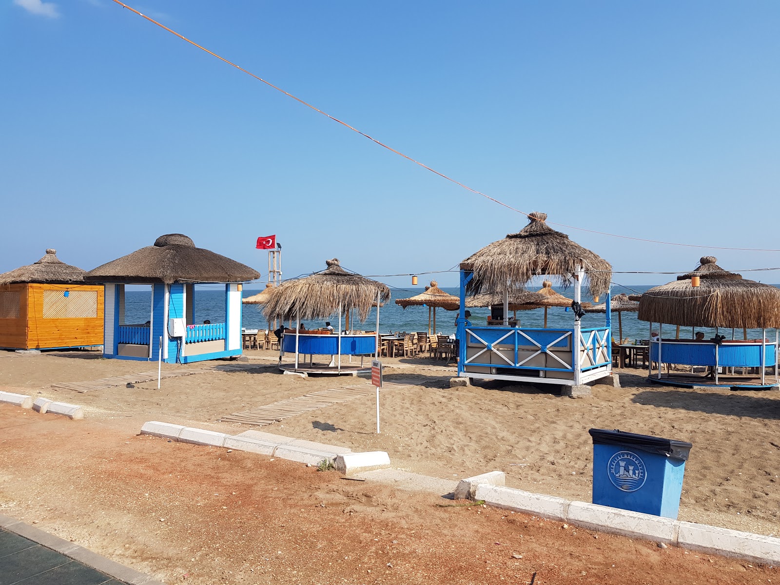 Foto di Mezitli beach II con una superficie del acqua turchese