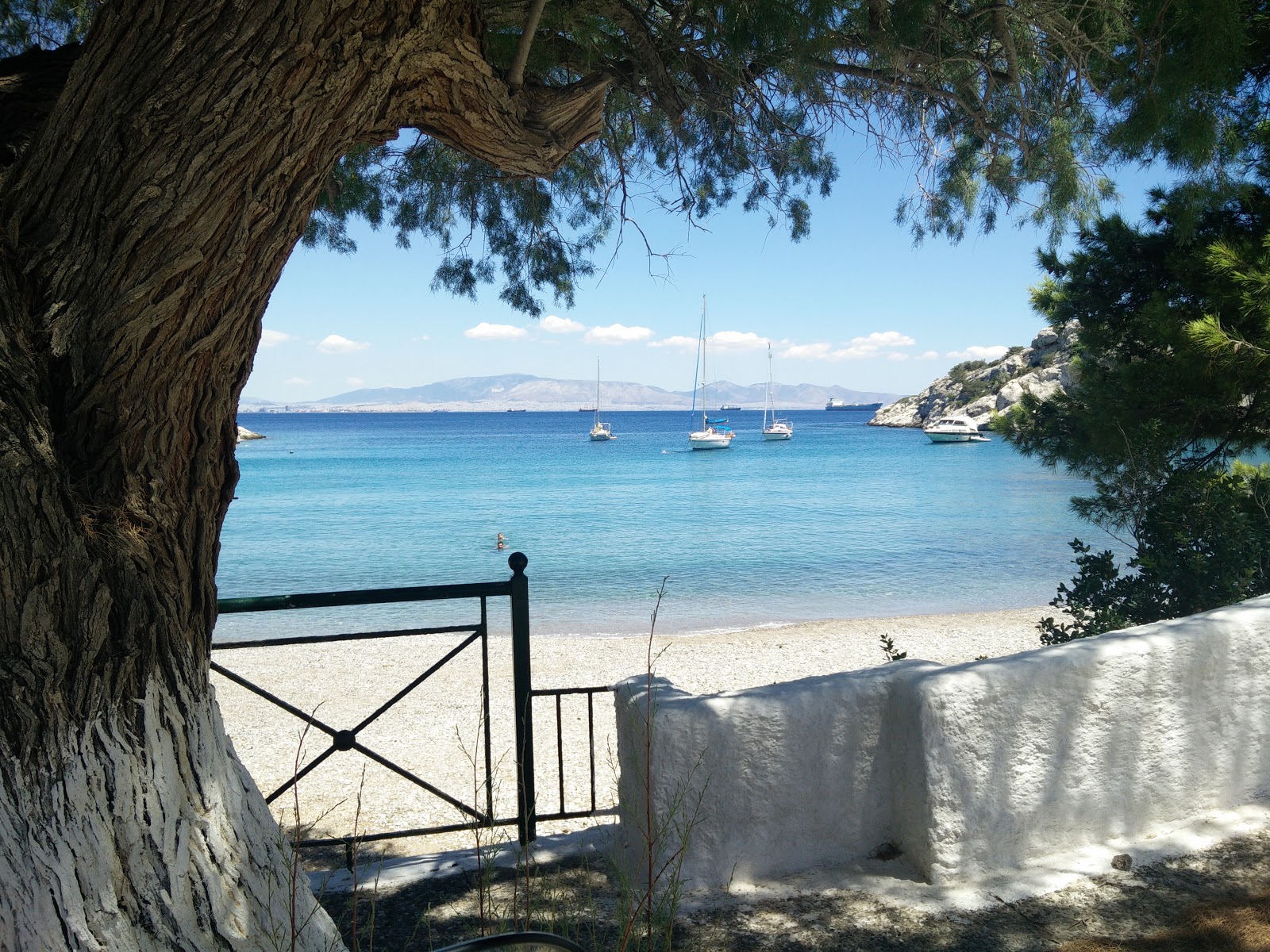 Photo de Ntoulapi avec l'eau cristalline de surface