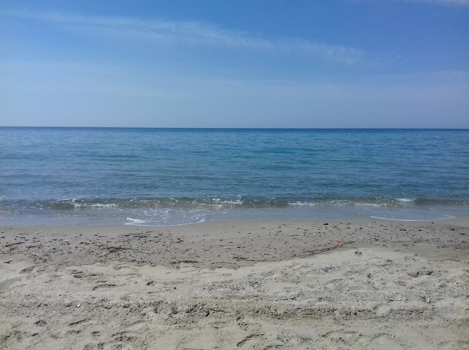 Spiaggia di Marina di Ascea'in fotoğrafı uçurumlarla desteklenmiş