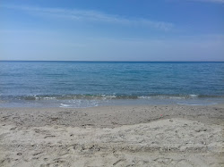 Spiaggia di Marina di Ascea'in fotoğrafı uçurumlarla desteklenmiş