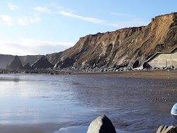 Benvoy Beach'in fotoğrafı dağlarla çevrili