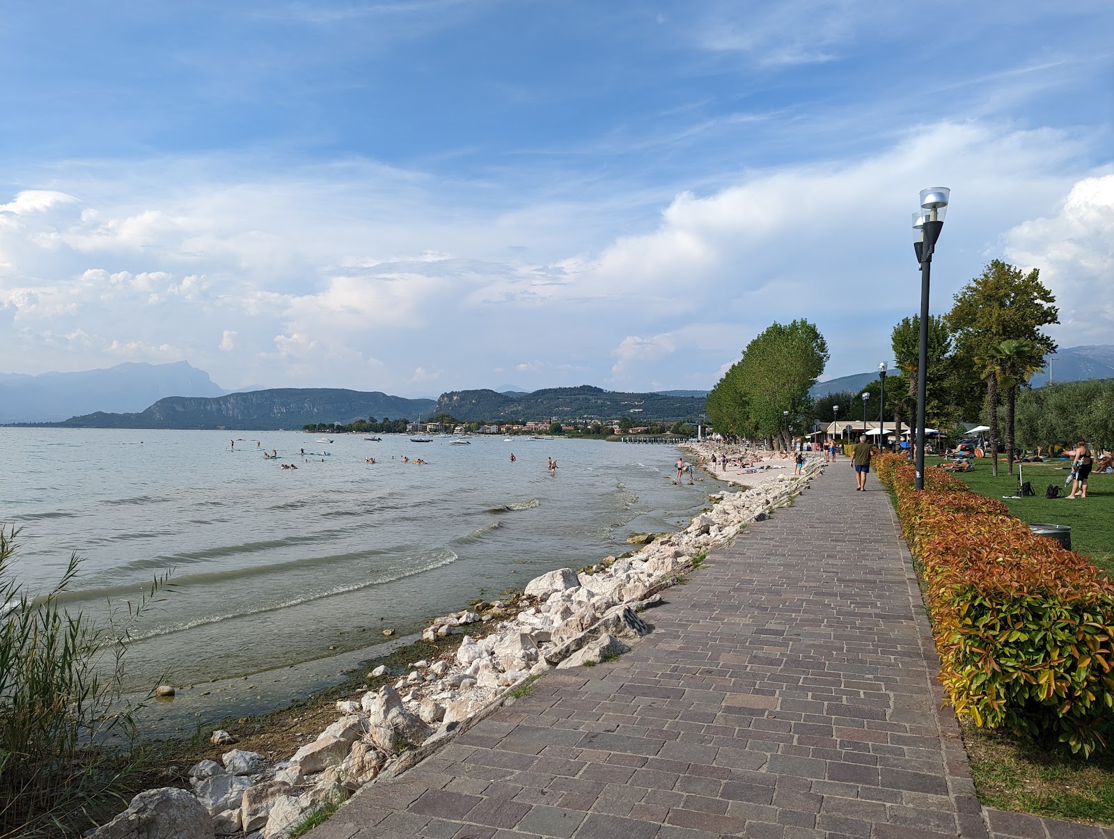 Lido di Cisano Beach'in fotoğrafı - rahatlamayı sevenler arasında popüler bir yer