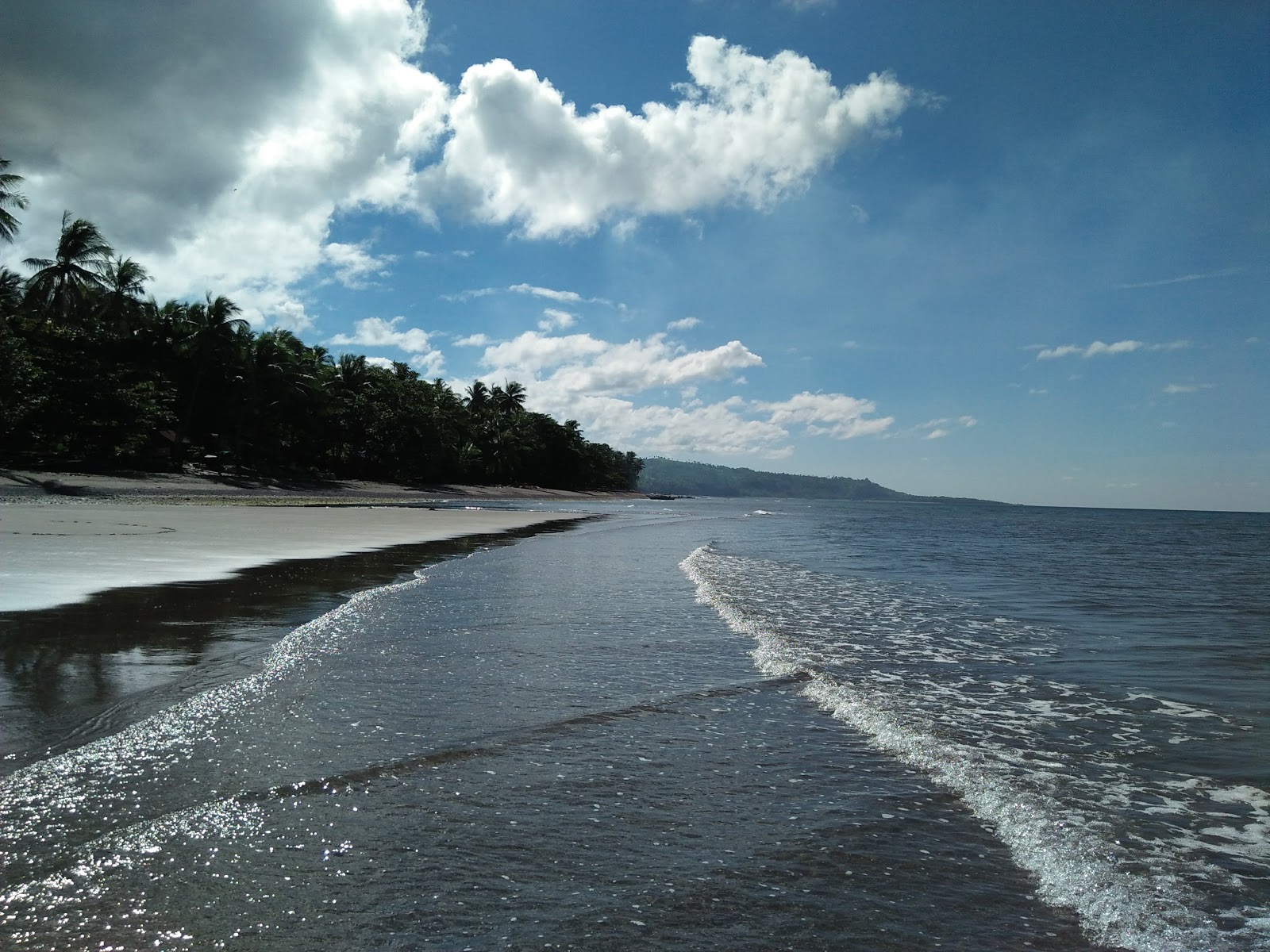 Foto van Cawitan Beach met grijs zand oppervlakte