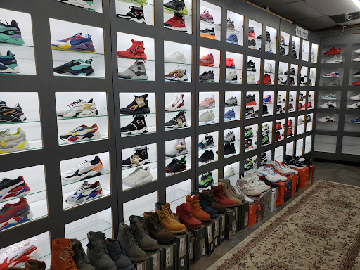 Shoe Store «Outlet Shoes & Rugs», reviews and photos, 221 E Ledbetter Dr, Dallas, TX 75216, USA