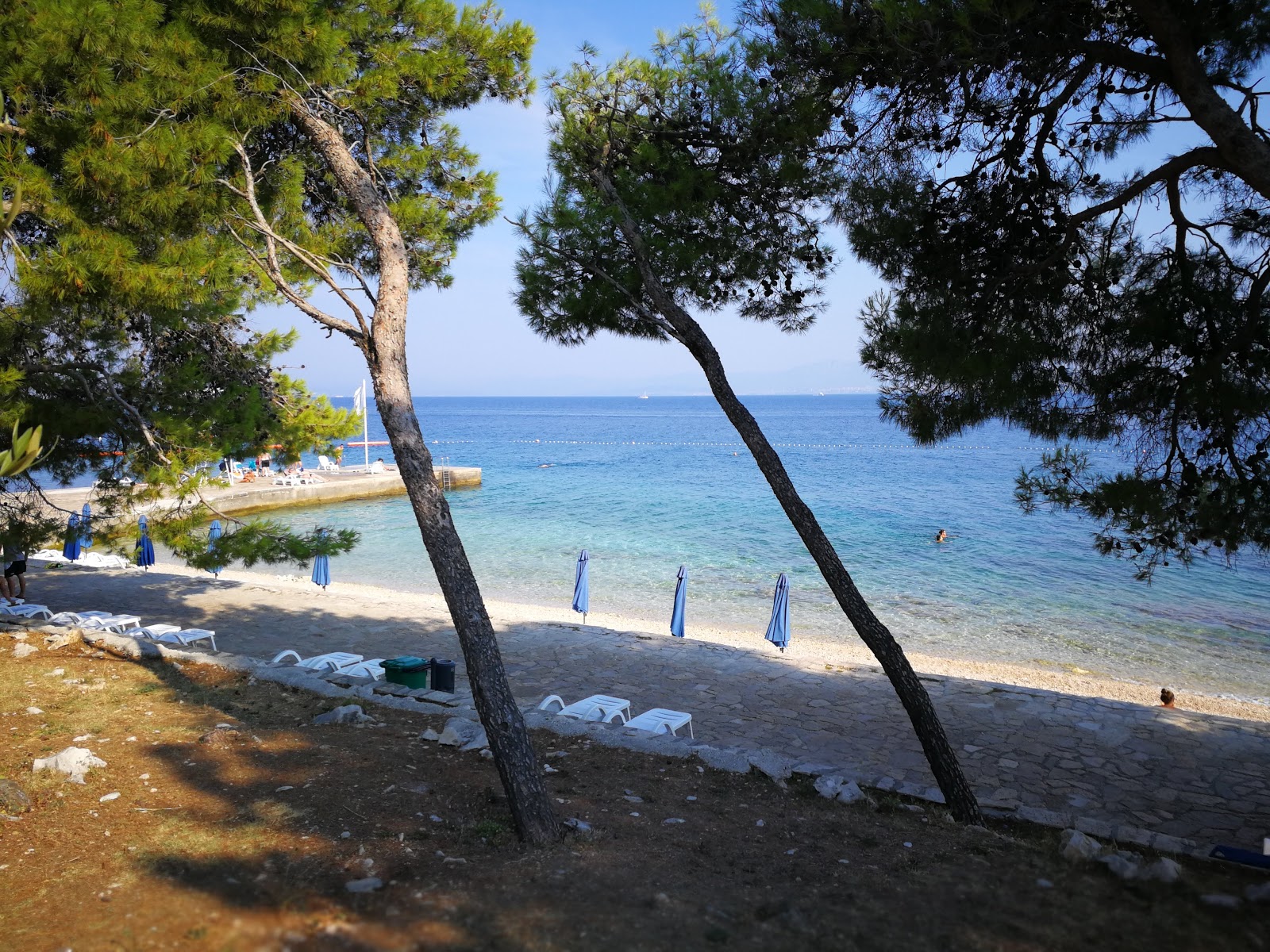 Valokuva Tri Mosta II beachista. pinnalla kevyt hieno kivi:n kanssa