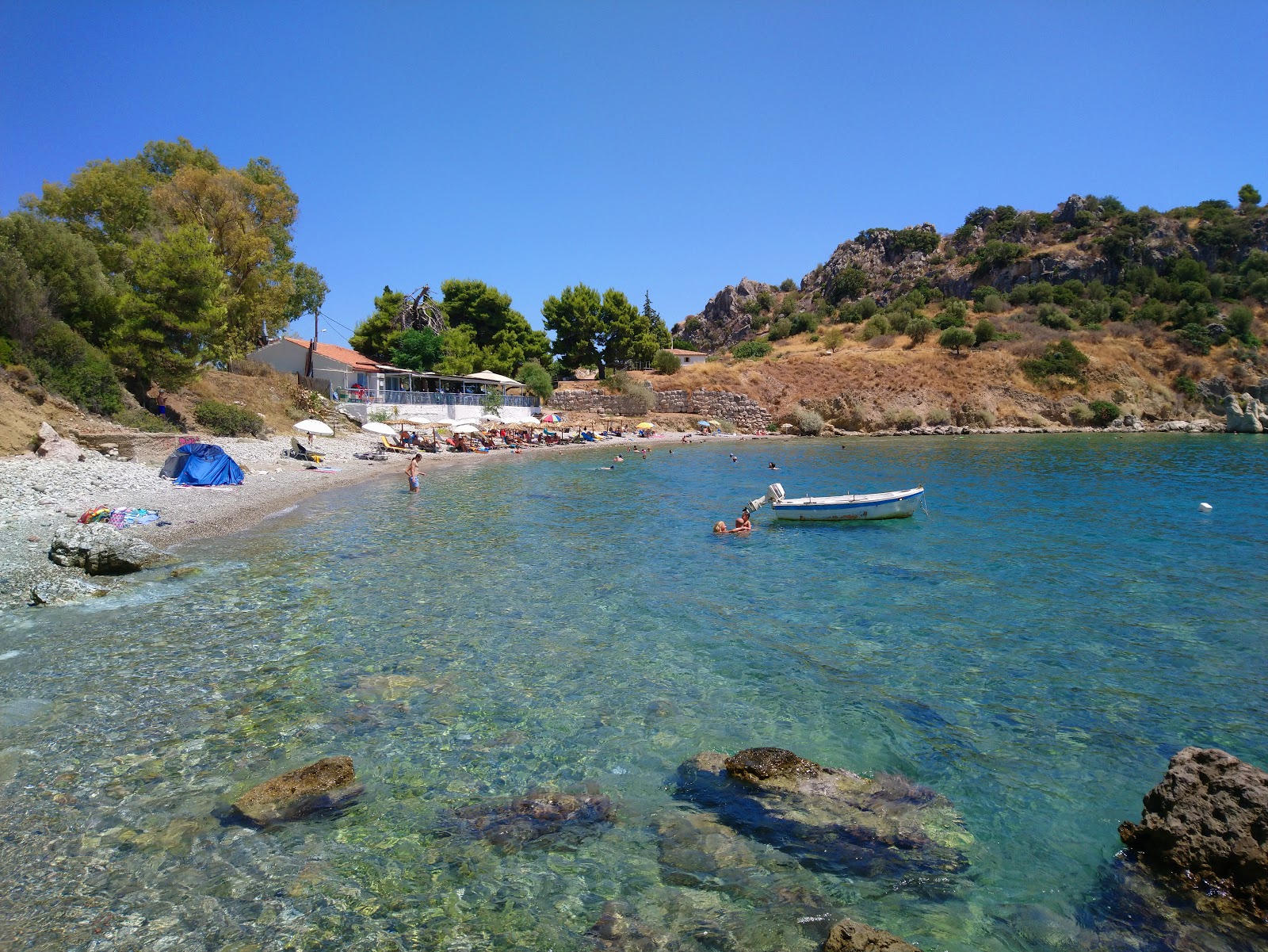 Asini mikri beach'in fotoğrafı çok temiz temizlik seviyesi ile