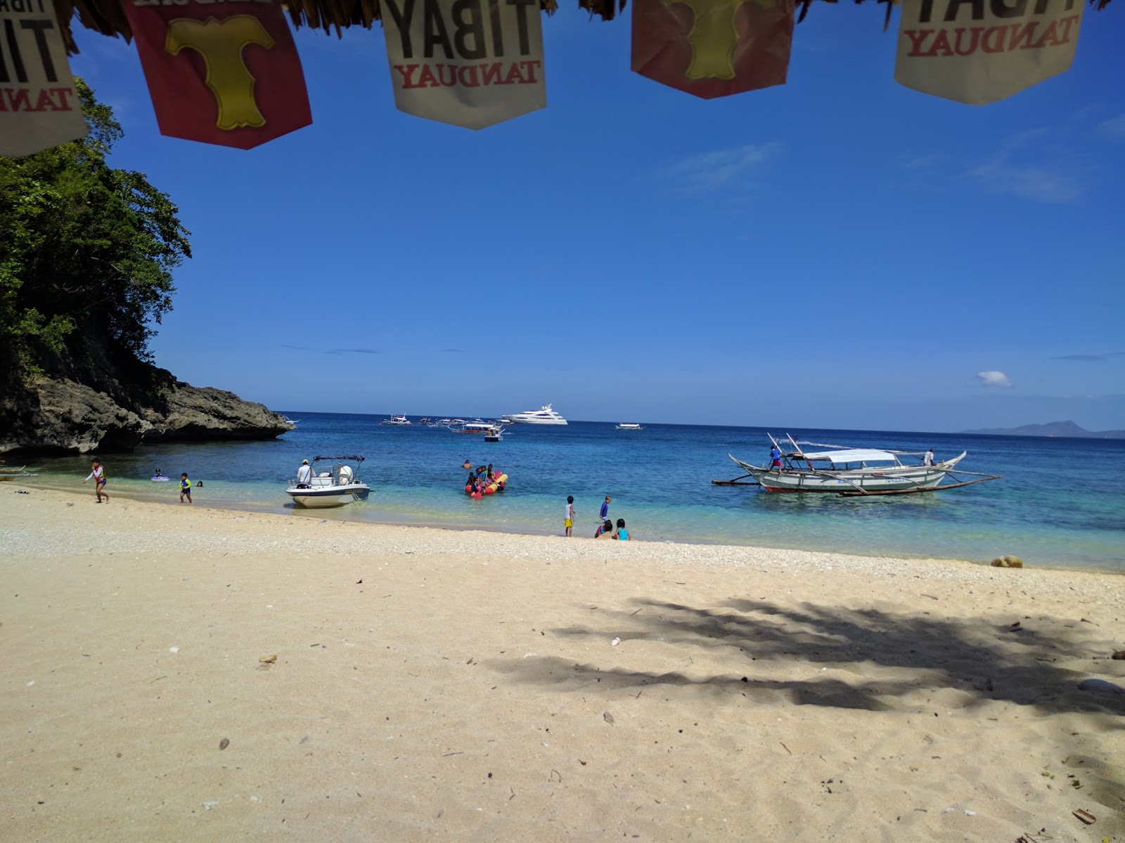 Foto van Haligi Beach met kleine baai