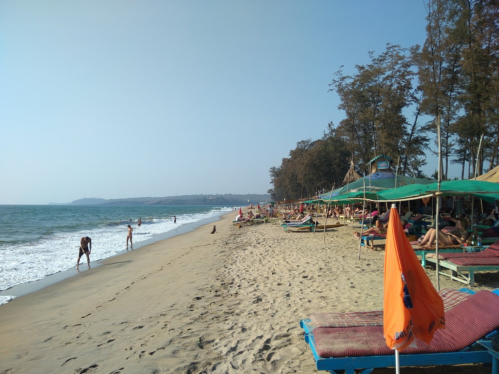 Photo de Querim Beach avec rivage droit, long