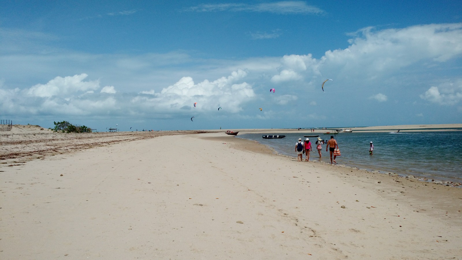 Fotografija Plaža Macapa z svetel pesek površino