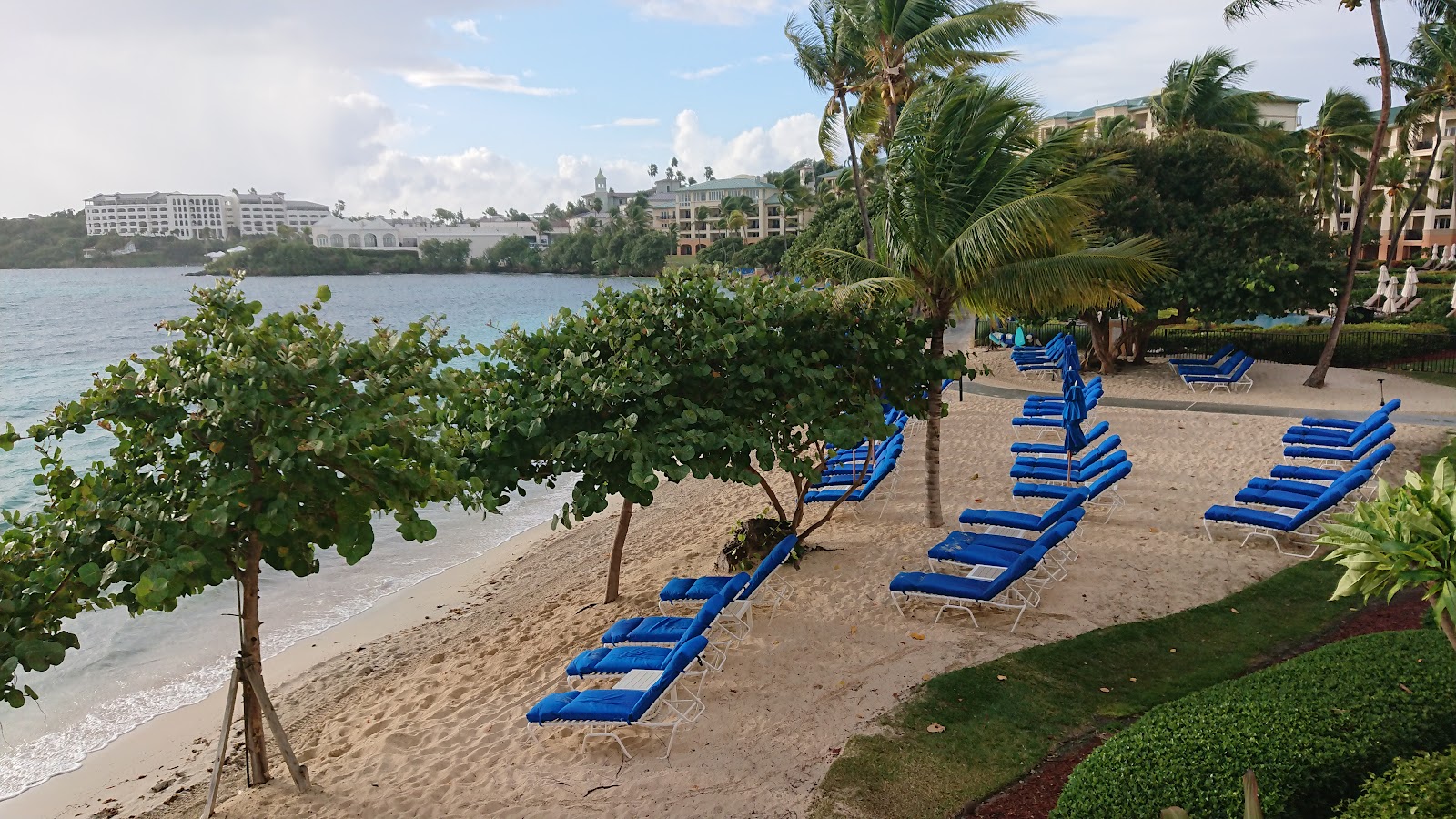 Vessup beach II'in fotoğrafı küçük koy ile birlikte