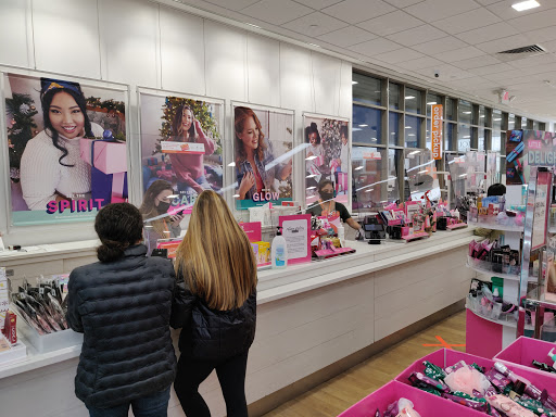 Cosmetics Store «Ulta Beauty», reviews and photos, 2155 W 22nd St #7, Oak Brook, IL 60523, USA