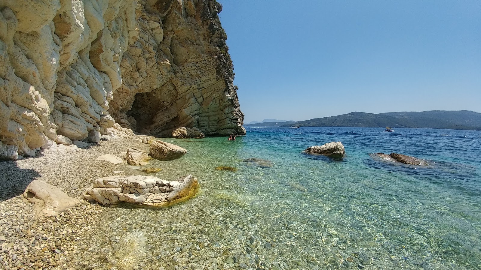 Lakka Plajı'in fotoğrafı dağlarla çevrili