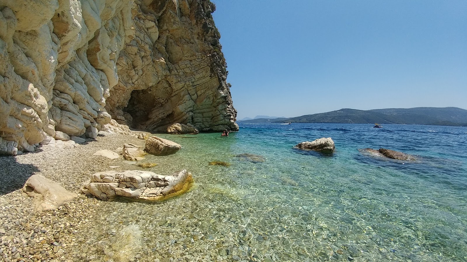 Foto af Lakka Strand og dens smukke landskab