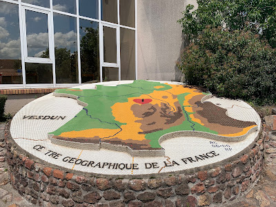 Monument Centre Géographique de la France à Vesdun