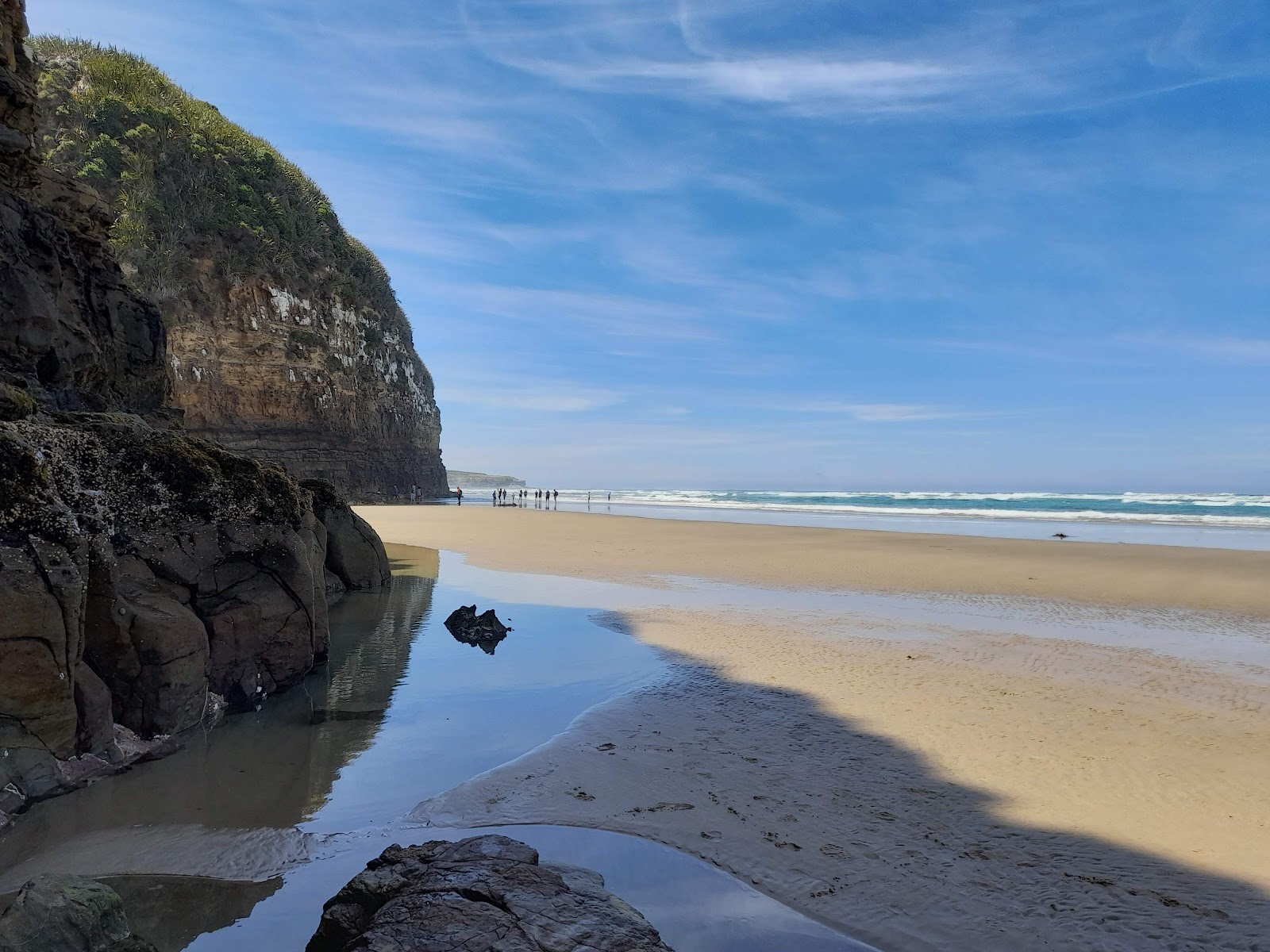 Fotografija Waipati Beach z svetel fin pesek površino