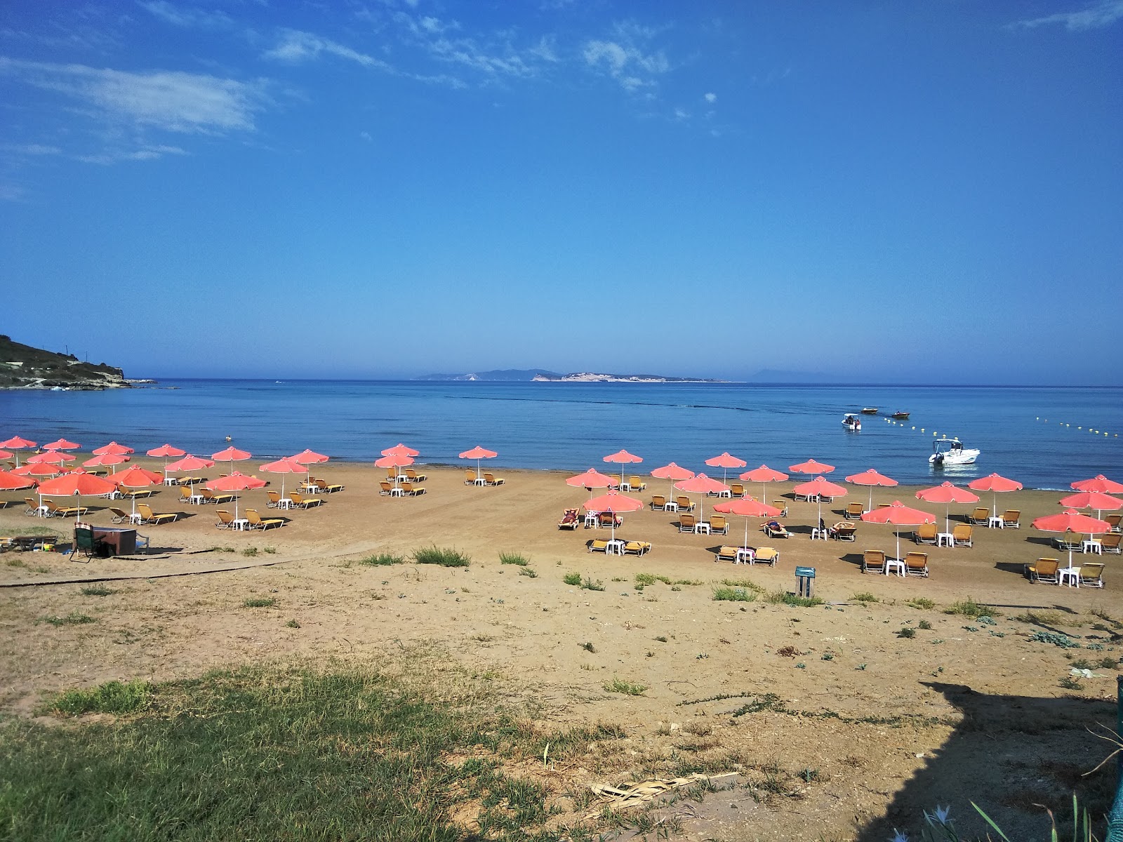 Foto van Strand van Agios Stefanos met hoog niveau van netheid