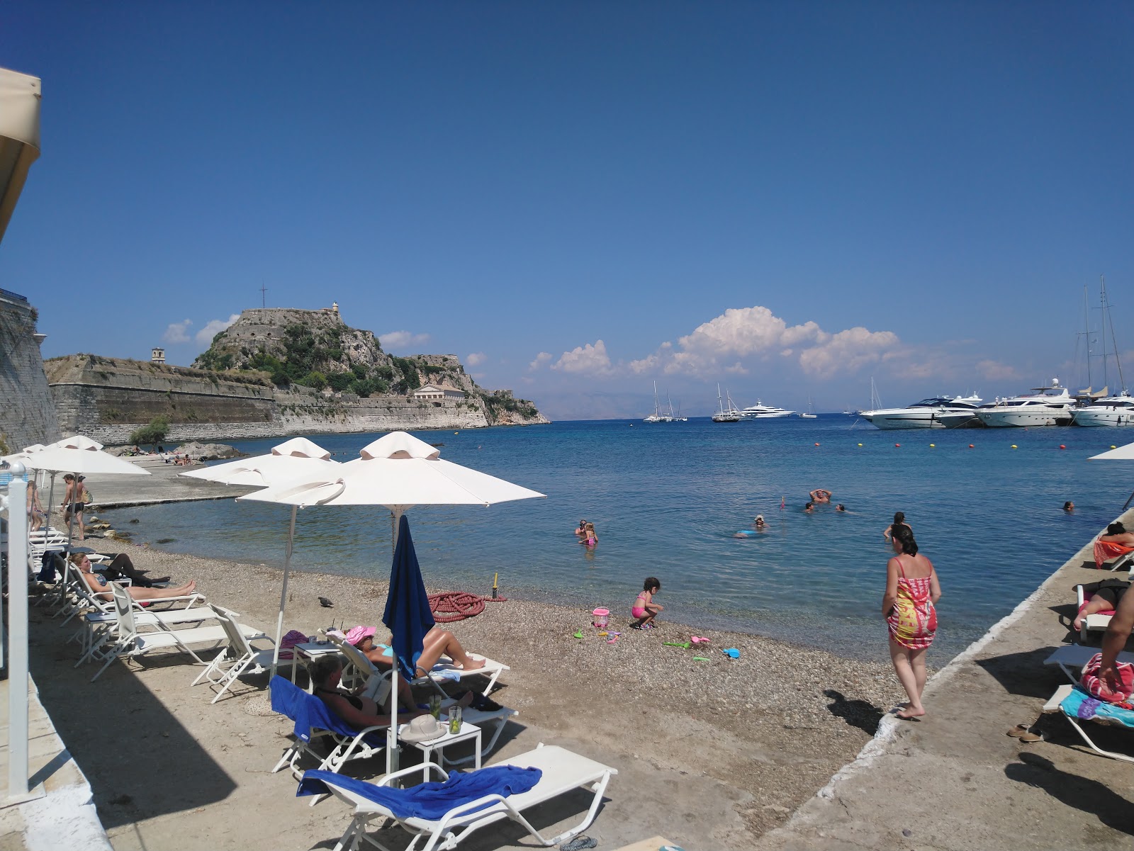 Naok Azur - Corfu Beach'in fotoğrafı düz bir kıyı şeridi ile birlikte