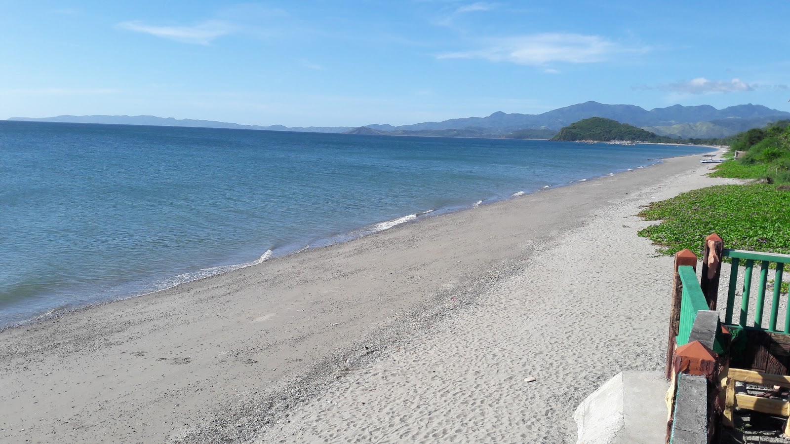 Foto av B Del Mundo Beach med grå sand yta